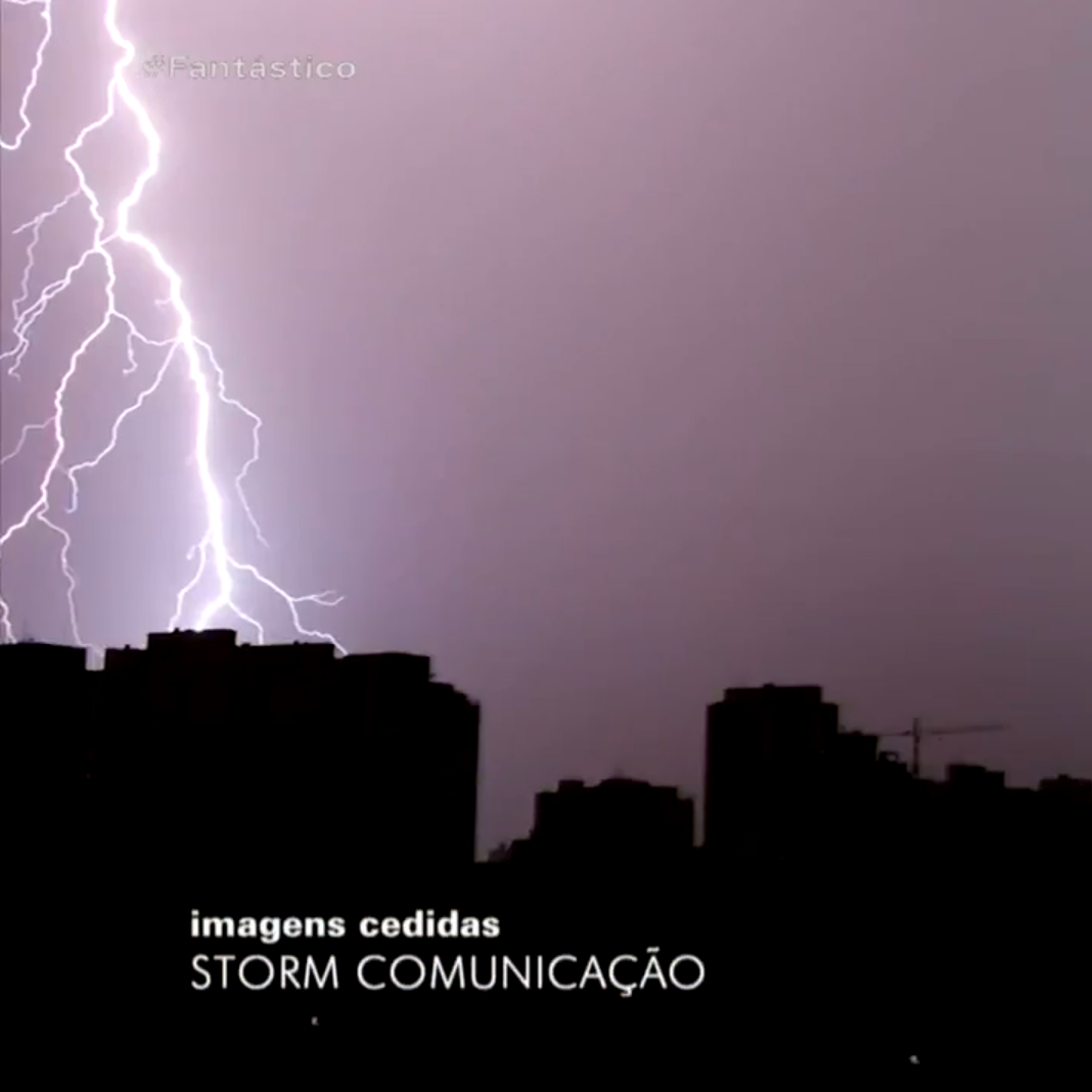 Fantástico - Rede Globo - Vídeo mostra instante em que raio quase atinge homem em Minduri (MG).